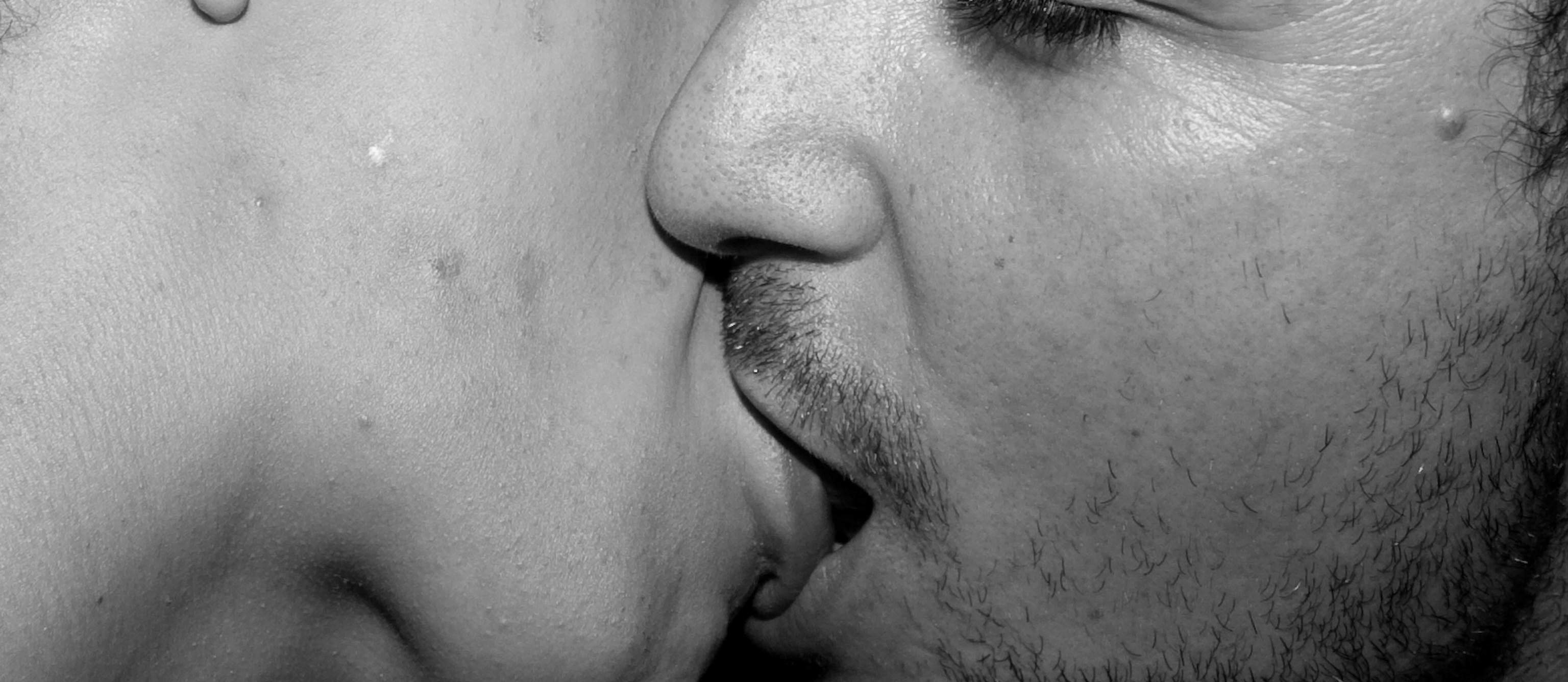черно белые фото поцелуев губами