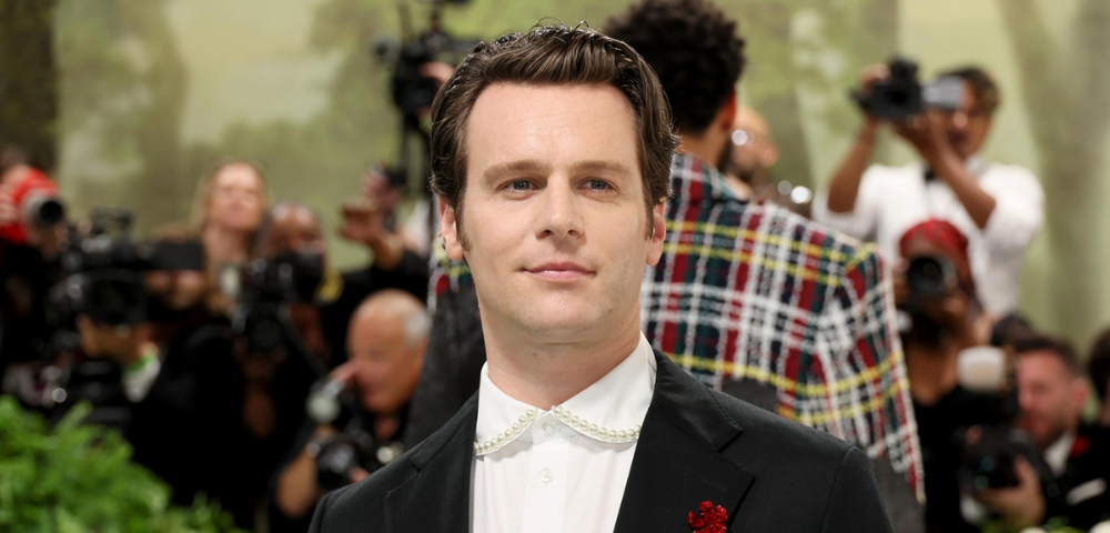 Jonathan Groff Delivers Stunning & Emotional Speech After Winning First Tony